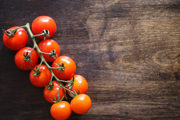 Rama con tomates cherry frescos. Tomates rojos maduros. Tomates a
 - Foto, imagen