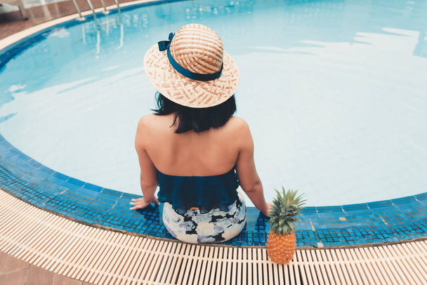 Portrét asijské ženy těší v bazén., letní koncepce. - Fotografie, Obrázek