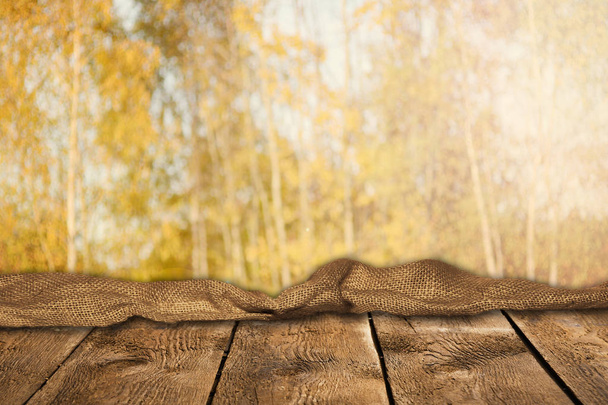 Empty wooden table with natural background - Foto, afbeelding