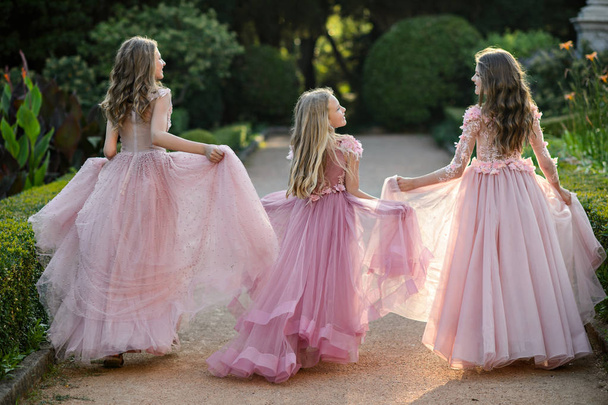 Kauniita nuoria tyttöjä hämmästyttävä mekko ulkona. Lapset morsiusneidot
 - Valokuva, kuva