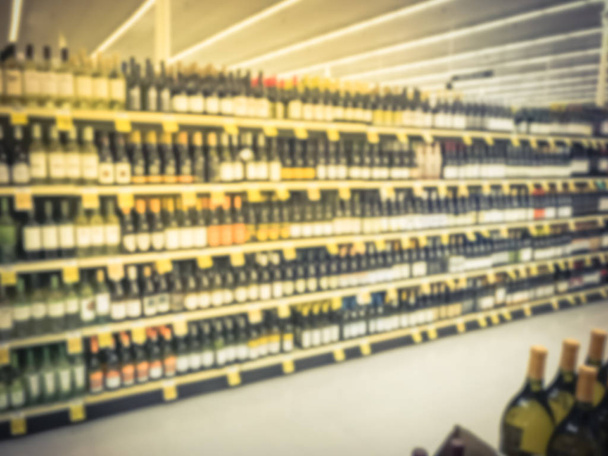 Розмиті абстрактних вино прохід з цінників в продуктовому магазині в Техасі, Америка. Розфокусовані рядами червоне, біле вино лікер пляшки в супермаркеті полиці. Концепція фон лікеро-горілчаної промисловості - Фото, зображення