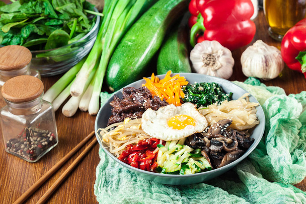 Bibimbap - rice with beef and vegetables. Traditional Korean dish. - Foto, Imagem