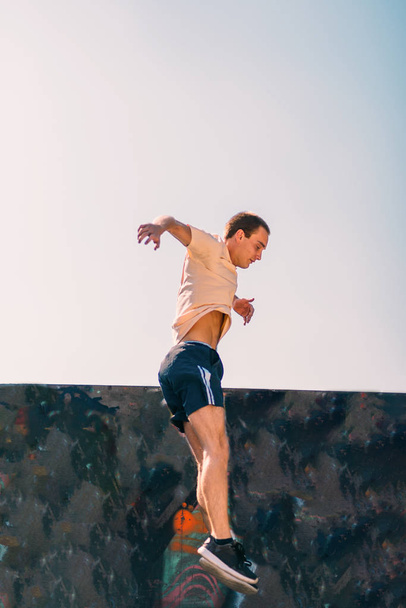 Mladý muž dělá parkour jumping na skatepark - Fotografie, Obrázek