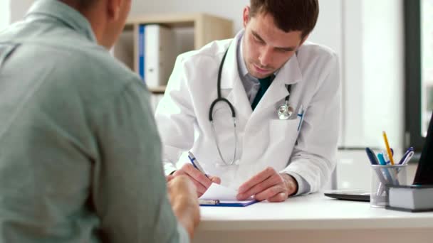Doktor psaní předpis pro pacienta na klinice - Záběry, video