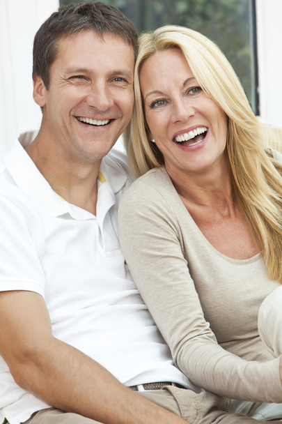 Feliz pareja de hombres y mujeres de mediana edad riendo
 - Foto, Imagen
