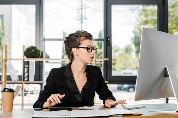 attractive businesswoman working and using computer in office - Φωτογραφία, εικόνα