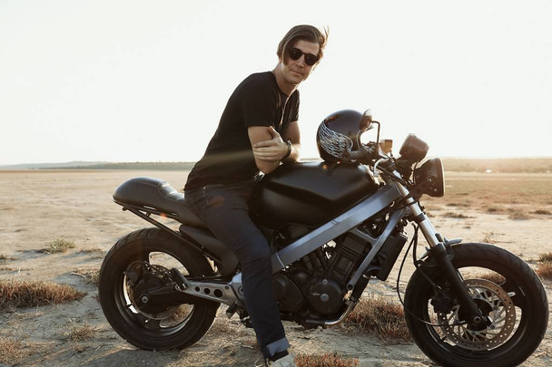 Silný muž sedí na motorce, uprostřed pouště, helma s křídla, doplňky, sluneční brýle, písek, pneumatiky, riskantní, zdarma, venkovní, svobodu duše, jistý   - Fotografie, Obrázek