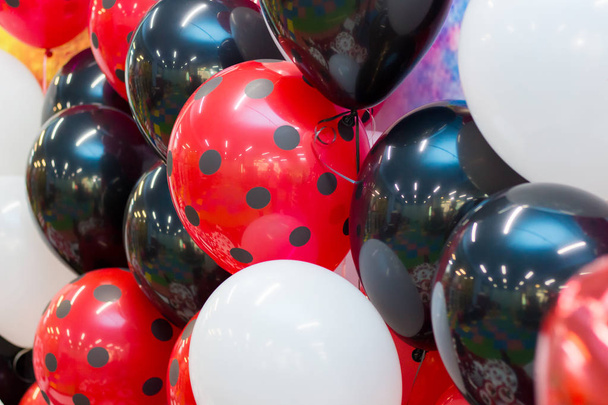 Rode, zwarte en witte ballonnen - Foto, afbeelding