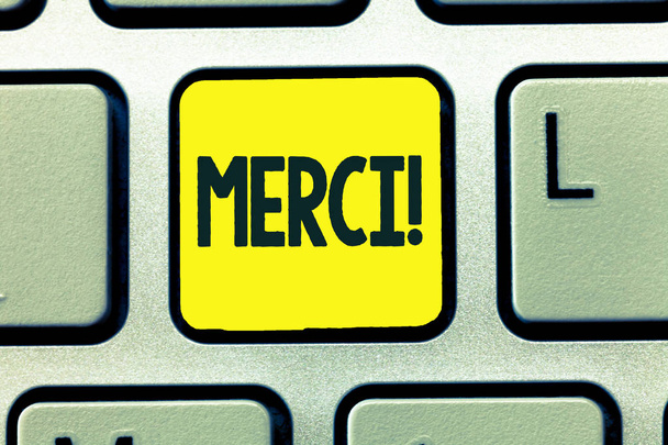 konzeptuelle Handschrift, die merci zeigt. Business-Fototext definiert als Dankeschön in französischer Sprache, jemandem dankbar zu sein - Foto, Bild