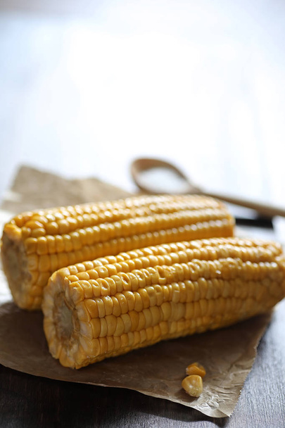 Boiled corn cob with salt on a wood - Foto, Imagen