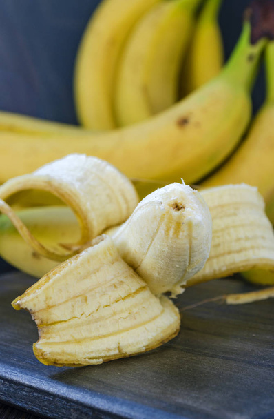 купа бананів крупним планом на столі
 - Фото, зображення