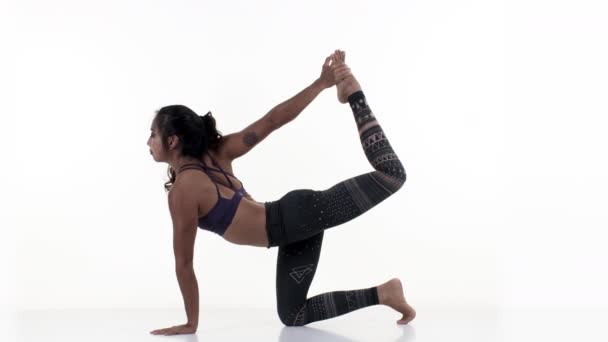 Вид збоку на молоду жінку, що розтягується і виконує вправи
 - Кадри, відео