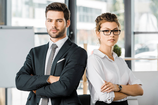 retrato de empresários confiantes em desgaste formal com os braços cruzados no escritório
 - Foto, Imagem