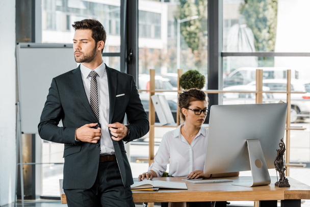 zamyšlený podnikatel stojící na pracovišti s kolegou v kanceláři - Fotografie, Obrázek