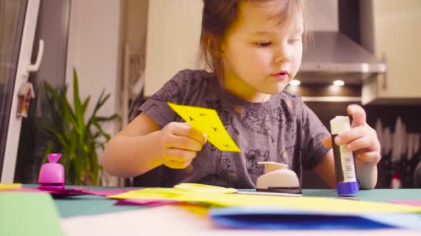 Kağıt renkli küçük kız yapıştırma - Video, Çekim