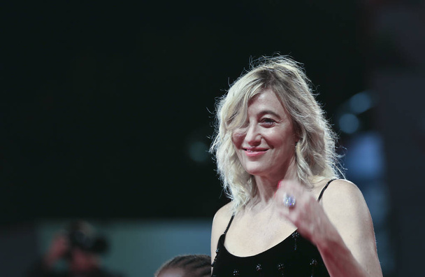Valeria Bruni Tedeschi walks the red carpet ahead of the 'Les Estivants (The Summer House)' screening during the 75th Venice Film Festival at Sala Grande on September 5, 2018 in Venice, Italy. - Фото, зображення