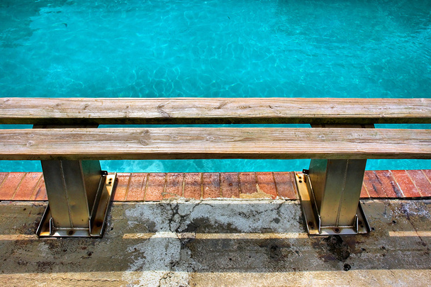 Banco de madera al lado de la piscina
 - Foto, Imagen