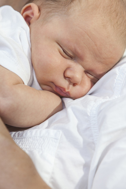 Dormire bambino su madre o padre genitore
 - Foto, immagini
