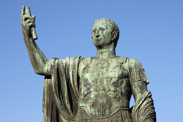 Памятник императору Нерве
 - Фото, изображение