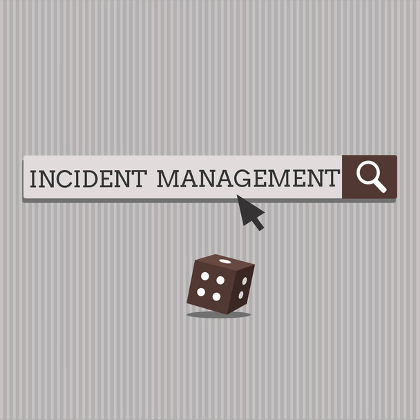 Handschrift tekst Incident Management. Concept betekent proces om de dienst terug te brengen naar normale correcte gevaren - Foto, afbeelding