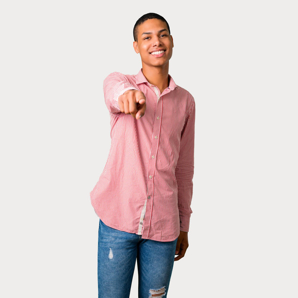 Молодой африканский американец указывает на вас пальцем с уверенным выражением на сером фоне
 - Фото, изображение