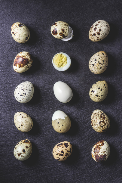 felülnézet egészséges főtt fürj tojás-fekete háttér  - Fotó, kép