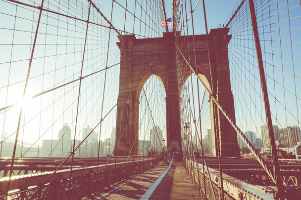 ニューヨークのブルックリン橋。朝の光で米国で有名なランドマーク. - 写真・画像