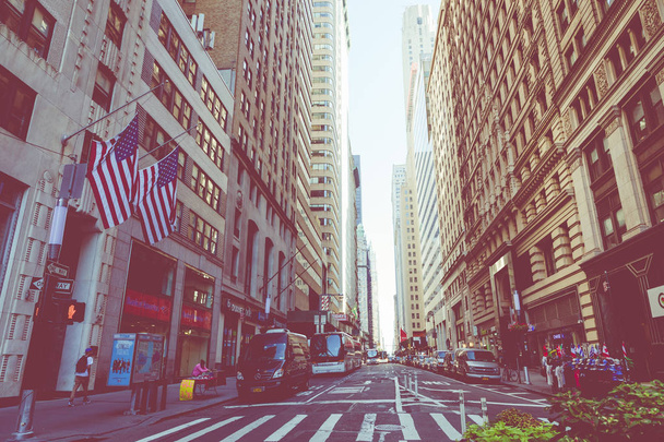 ニューヨーク - 2018 年 9 月 2 日: 夏の時間、多くの車でマンハッタンのニューヨーク市のストリート道路イエロー タクシーし、忙しい人は歩いて仕事に行く. - 写真・画像
