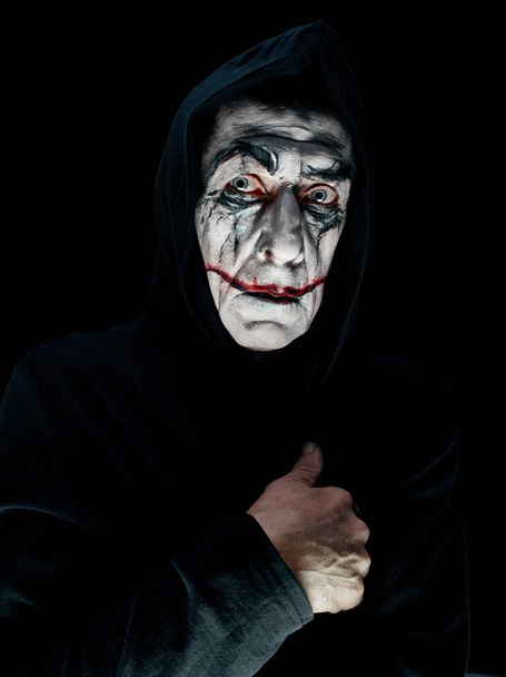 Кровавый Хэллоуин тема: сумасшедший маньяк лицо
 - Фото, изображение