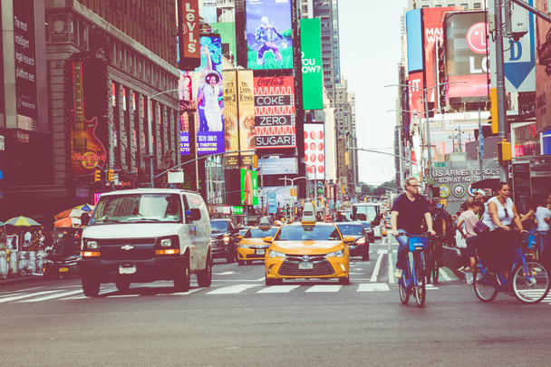 NEW YORK - 2 SEPTEMBRE 2018 : New York City street road à Manhattan en été, de nombreuses voitures, taxis jaunes et personnes occupées se rendent au travail à pied
. - Photo, image