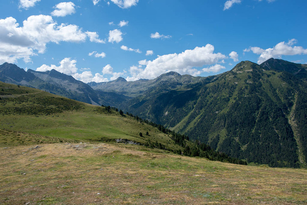 Montagnes dans la Bonaigua dans la vallée d'Aran, Pyrénées, Espagne
 - Photo, image