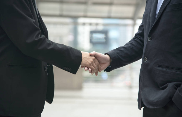 Businessman making handshake agreement. concept cooperation. - Zdjęcie, obraz