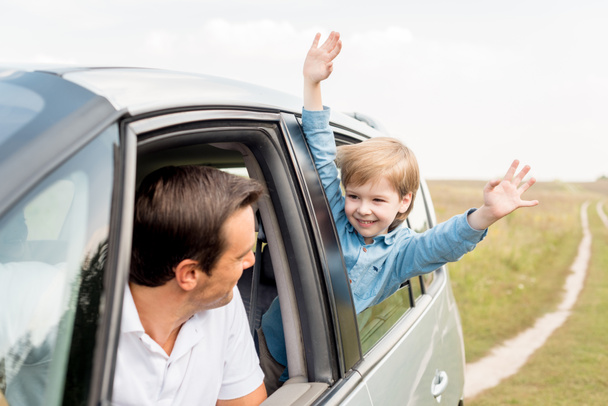 mutlu baba ve oğlu arabası birlikte niteliğine - Fotoğraf, Görsel