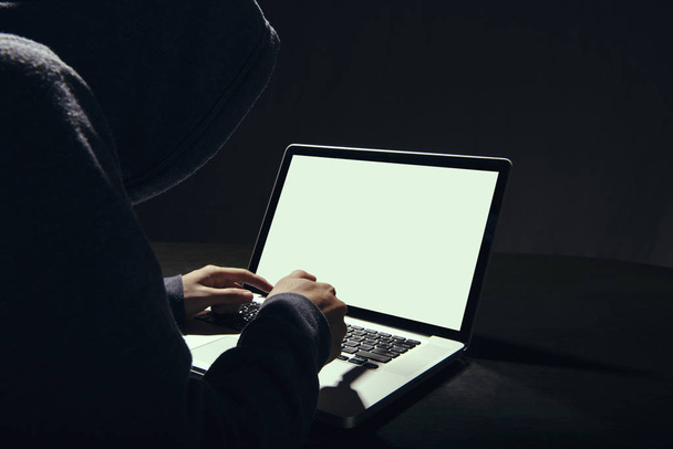 хакер в темряві доступ до крадіжки інформації та зараження комп'ютером та системами. концепція злому та кібер-атаки. Білий екран
. - Фото, зображення