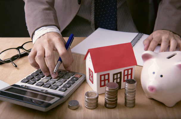 Biznesmen agenta oferują pożyczki pieniędzy i sprzedaż domu. koncepcja marketingu dom nieruchomości. - Zdjęcie, obraz