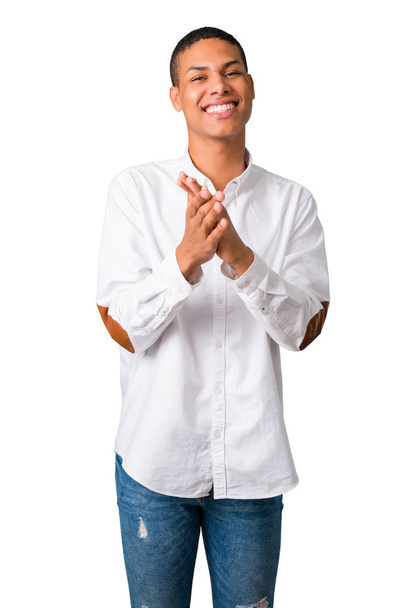 Jeune homme afro-américain avec chemise blanche applaudissant après présentation dans une conférence sur fond blanc isolé
 - Photo, image