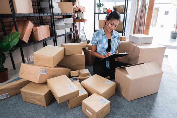 working at home and check shipping packages - 写真・画像