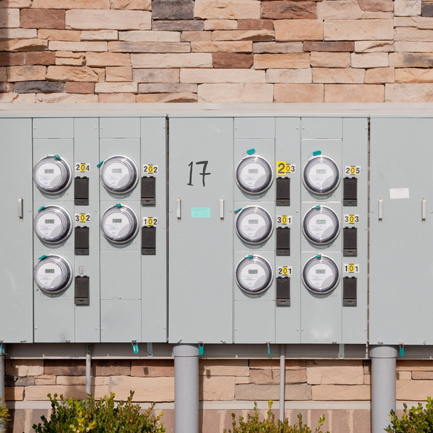 Compteurs d'électricité sur un mur de briques
. - Photo, image
