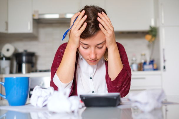 Mujer triste con muchas deudas calculando los ingresos familiares
 - Foto, Imagen