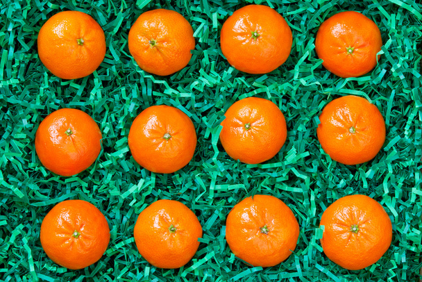 Свіжі мандарини ретельно упаковані, помаранчевий фон
 - Фото, зображення