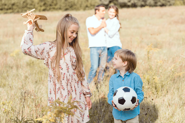 kaunis nuori perhe viettää aikaa luonnossa
 - Valokuva, kuva
