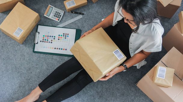 Portrait young woman with check shipping packages - Φωτογραφία, εικόνα