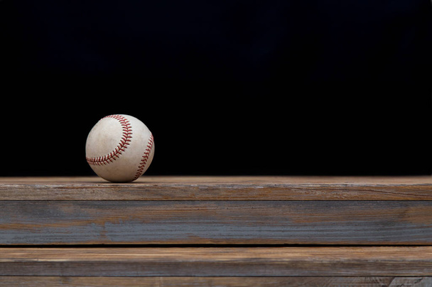Μπέιζμπολ σε ένα παλιό ρουστίκ ξύλινο γραφείο με φόντο χώρο αντίγραφο. - Φωτογραφία, εικόνα