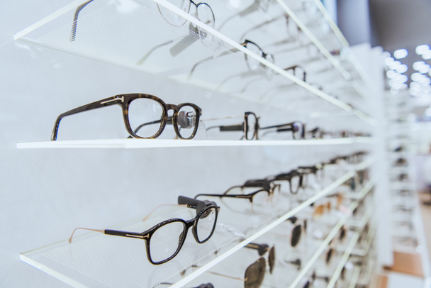 selektywne focus biały półki stylowe okulary w okulistyce - Zdjęcie, obraz