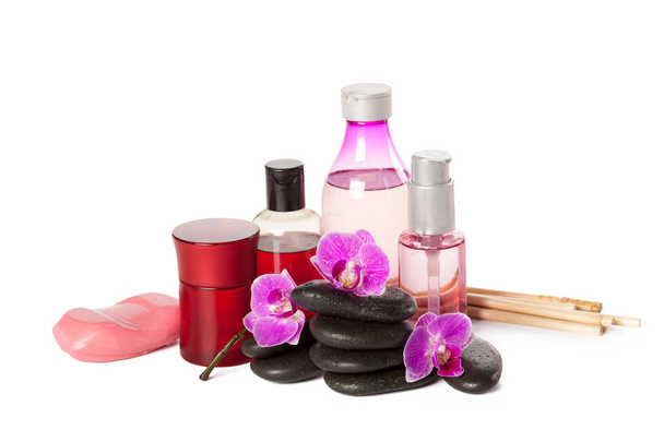 Zen πέτρες, μπουκάλια καλλυντικών ομορφιάς και ροζ ορχιδέα άνθος ως έννοια του spa - Φωτογραφία, εικόνα