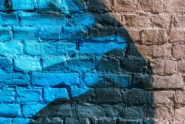Vollbild-Ansicht der braunen Ziegelwand mit hellen Farbflecken - Foto, Bild