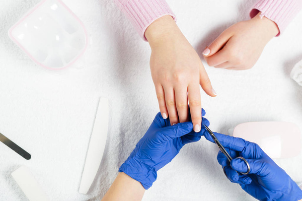 Woman hands receiving a manicure in beauty salon - Foto, immagini