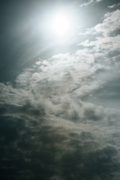 krásné bílé mraky s slunečního světla na šedou oblohu - Fotografie, Obrázek