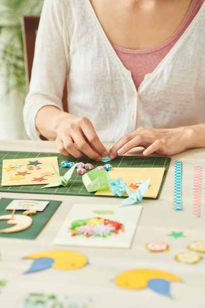 Immagine ritagliata di donna che crea origami con carte
 - Foto, immagini