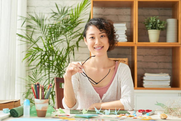 Porträt einer fröhlichen vietnamesischen Kreativen in ihrem Atelier - Foto, Bild